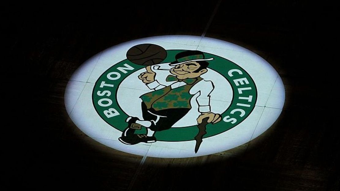 El escudo de los Boston Celtics en el TD Garden en 2010.