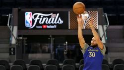 Stephen Curry realiza un tiro durante el día de medios antes del inicio de las finales de la NBA, en el Chase Center el 1 de junio de 2022 en San Francisco, California.