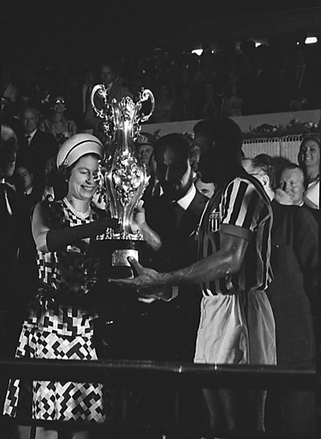 La reina Isabel II le entrega un trofeo a Pelé tras un partido en el Maracaná.