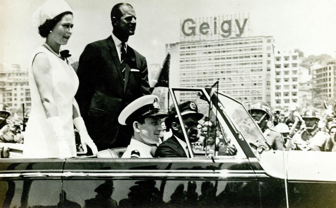 La reina y su esposo, el príncipe Felipe, el Brasil.