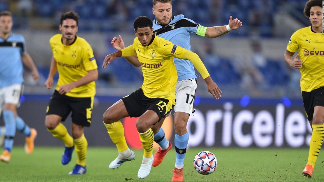 Bellingham mira durante el partido de la Bundesliga del Borussia Dortmund contra el FC Bayern München en el Allianz Arena el 23 de abril de 2022 en Munich, Alemania.