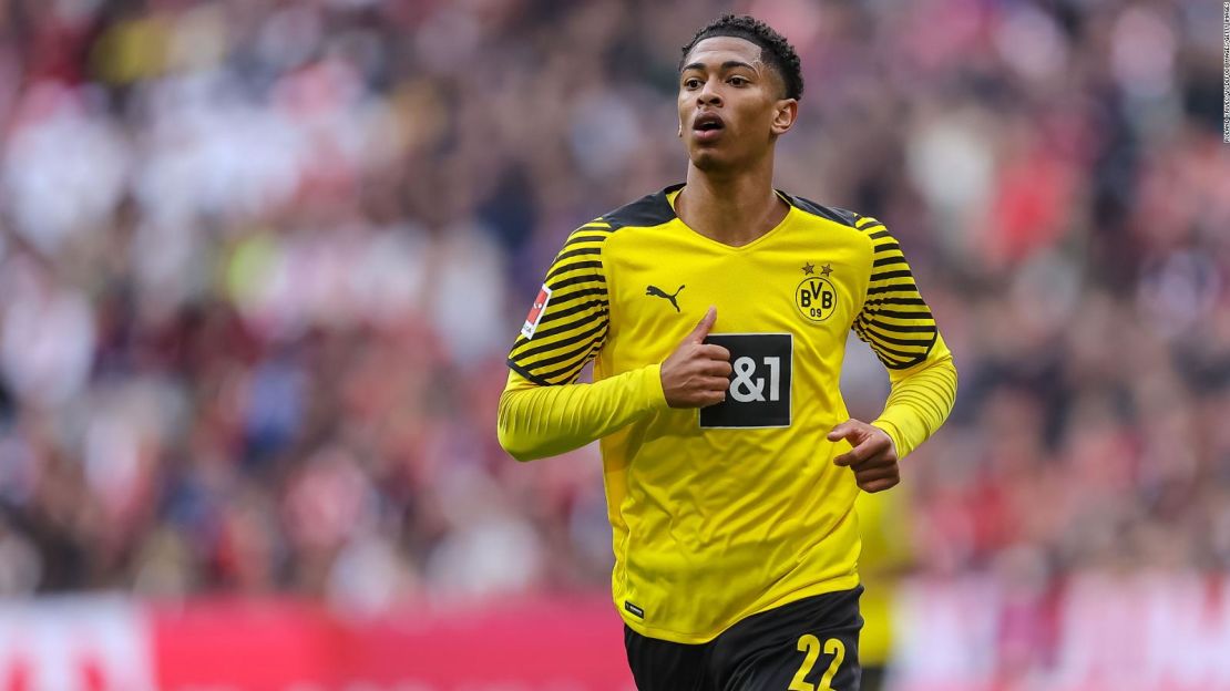 Bellingham mira durante el partido de la Bundesliga del Borussia Dortmund contra el FC Bayern München en el Allianz Arena el 23 de abril de 2022 en Munich, Alemania.