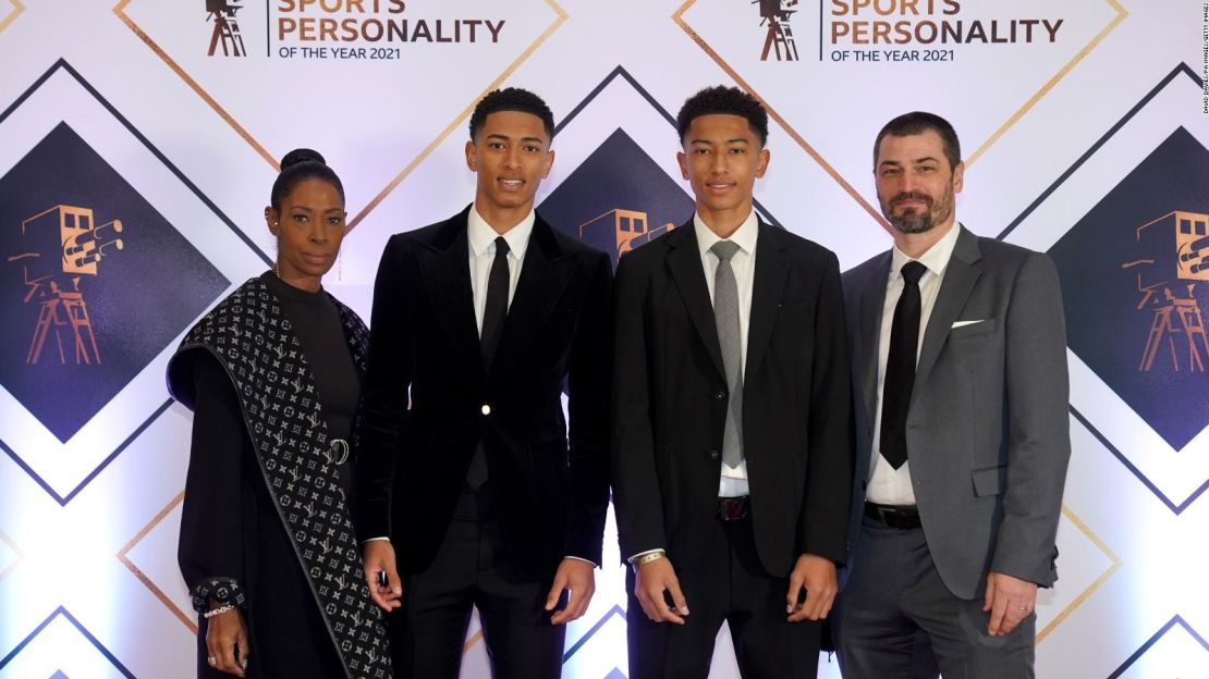 Denise Bellingham (izquierda), Jude Bellingham (segundo a la izquierda), Jobe Bellingham (segundo a la derecha) y Mark Bellingham (derecha) en la alfombra roja antes de los premios BBC Sports Personality of the Year 2021.