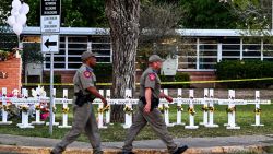 CNNE 1217721 - expolicia analiza actuar de agentes en tiroteo de uvalde