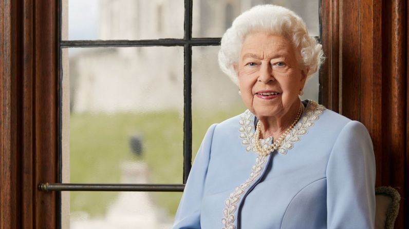 La reina posa para su retrato oficial del Jubileo de Platino en el Castillo de Windsor en mayo de 2022. Es la primera soberana británica en celebrar un Jubileo de Platino: 70 años en el trono. Ranald Mackechnie/Camera Press/Royal House