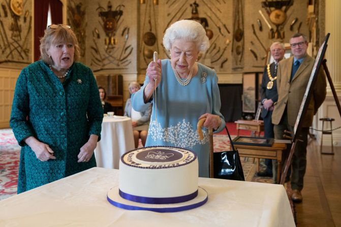 La reina corta un pastel para celebrar el inicio de su Jubileo de Platino en febrero de 2022. Han pasado 70 años desde que la monarca asumió el trono en 1952. Joe Giddens/WPA Pool/Getty Images