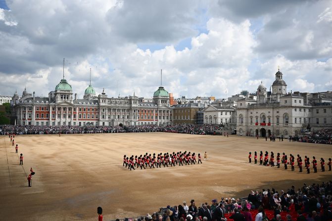 La guardia de la reina marcha durante el desfile Trooping the Colour en Horse Guards el 2 de junio en Londres.