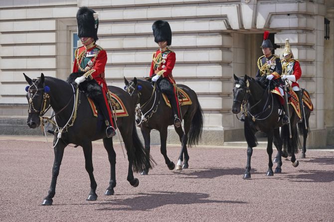 Desde la izquierda, el príncipe Carlos, en su papel de Coronel de la Guardia Galesa, el príncipe William en su papel de Coronel de la Guardia Irlandesa y la princesa Ana en su papel de Coronel del Blues montan sus caballos a lo largo de The Mall durante la ceremonia Trooping the Colour en Londres el 2 de junio.