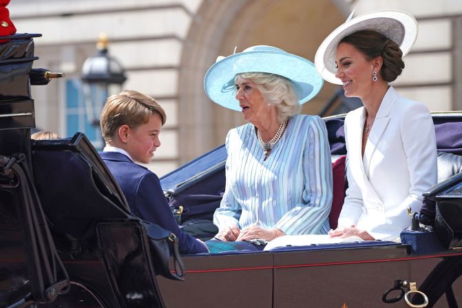 De izquierda a derecha, el príncipe Jorge; Camilla, duquesa de Cornwall, y Catalina, duquesa de Cambridge, salen del Palacio de Buckingham para asistir a la ceremonia Trooping the Colour en Londres el 2 de junio.