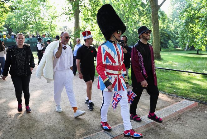 Los entusiastas de la realeza se reúnen en The Mall en Londres el 2 de junio.