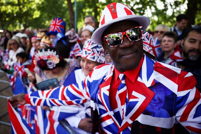 Un hombre vestido con un traje la bandera británica, conocida como Union Jack, observa cómo la gente se reúne a lo largo de The Mall en Londres el 2 de junio.