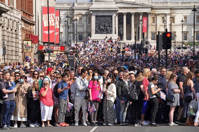 Multitudes se reúnen cerca de Trafalgar Square en Londres, el 2 de junio.