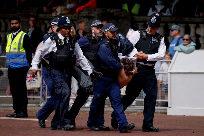 Agentes de policía detienen a un manifestante que intentó interrumpir la ceremonia durante las celebraciones del Jubileo de Platino de la reina en The Mall en Londres el 2 de junio.