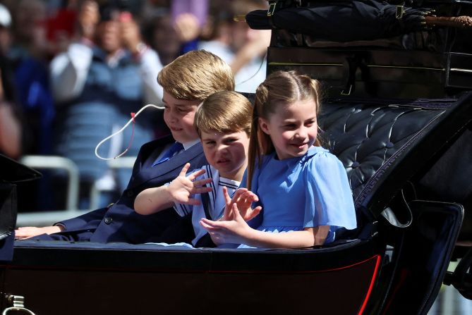 La princesa Carlota, el príncipe Jorge y el príncipe Luis de Gran Bretaña viajan en un carruaje durante el desfile Trooping the Colour en Londres el 2 de junio.