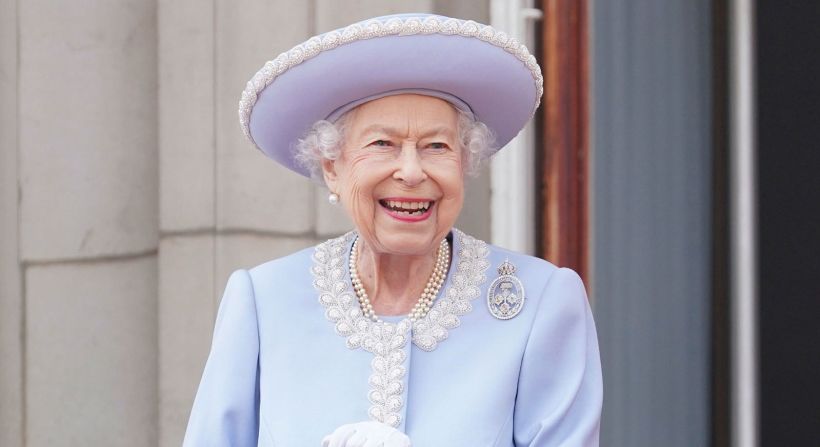 La reina en el balcón del Palacio de Buckingham mientras los soldados y oficiales regresan del Desfile de la Guardia a Caballo tras la conclusión de la ceremonia Trooping the Colour. Vestida con un conjunto de Angela Kelly y un sombrero a juego, observa a las tropas desfilar con un bastón en la mano. La acompaña su primo, el duque de Kent.