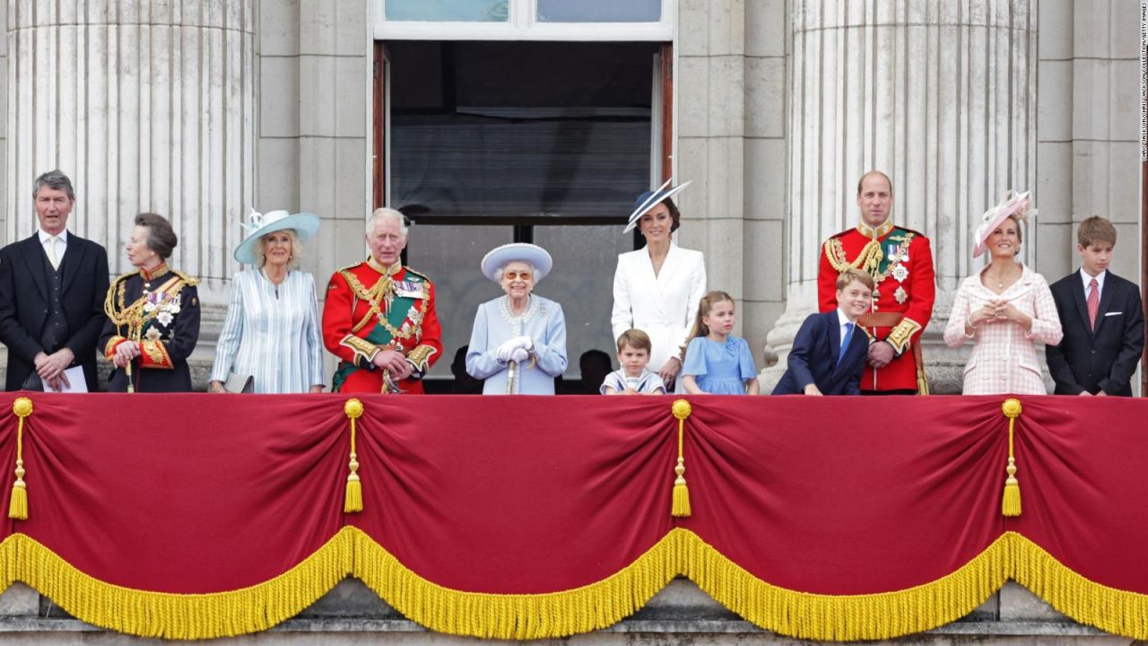 CNNE 1218071 - reino unido celebra a la reina isabel ii por sus 70 anos en el trono