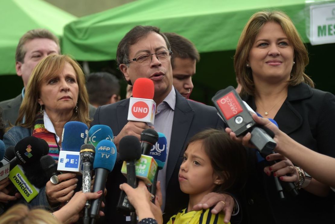 Verónica Alcocer acompaña a Gustavo Petro tras votar en las elecciones del 27 de mayo de 2018.