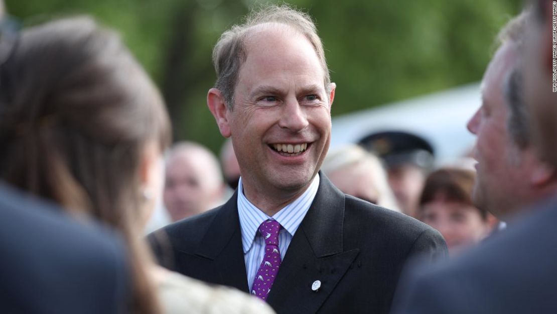 El príncipe Eduardo, conde de Wessex, se reúne con jóvenes galardonados durante las presentaciones del Premio de Oro del Duque de Edimburgo en el Palacio de Buckingham el 22 de mayo de 2019 en Londres, Inglaterra.