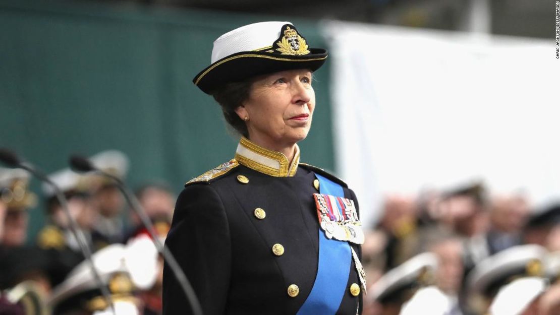 Su Alteza Real la Princesa Real asiste a la Ceremonia de Encargo del HMS Queen Elizabeth en la Base Naval HM el 7 de diciembre de 2017 en Portsmouth, Inglaterra.