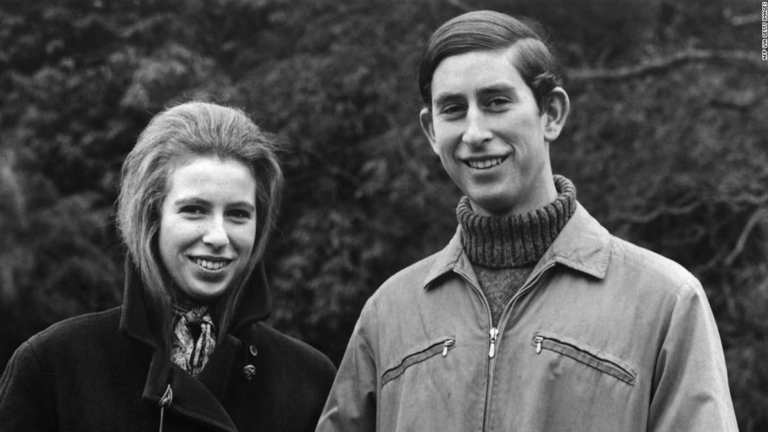 Fotografía tomada el 26 de febrero de 1970 que muestra al príncipe Carlos y a la princesa Ana de la familia real. Crédito: CENTRAL PRESS PHOTO LTD /AFP vía Getty Images