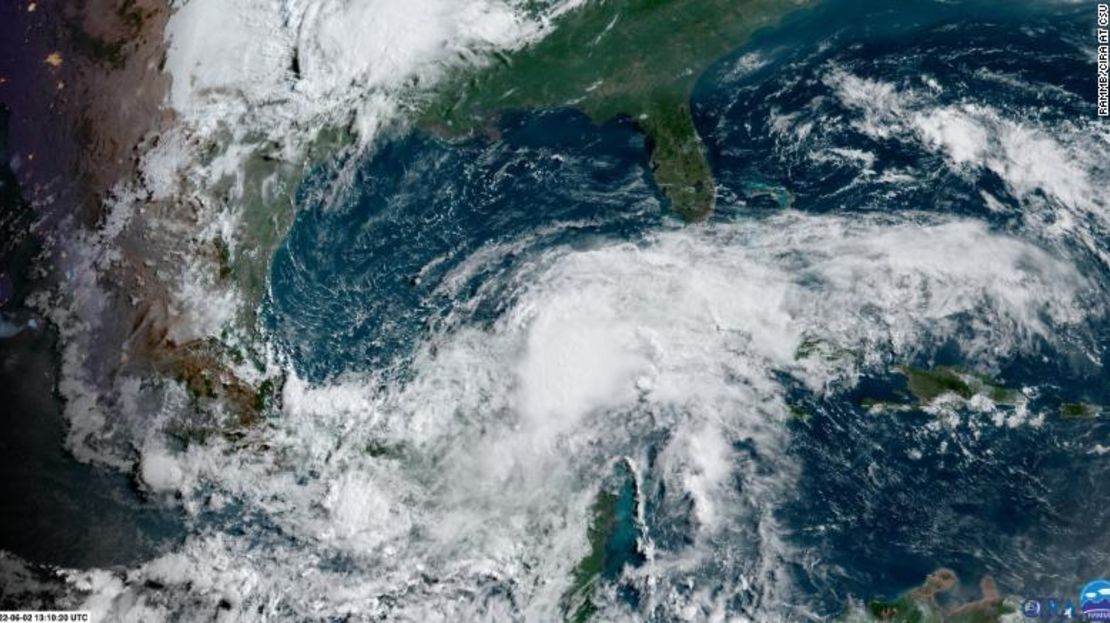 Imágenes satelitales del cúmulo de chubascos y tormentas eléctricas que podrían formarse en una depresión tropical o tormenta tropical este jueves o el viernes.