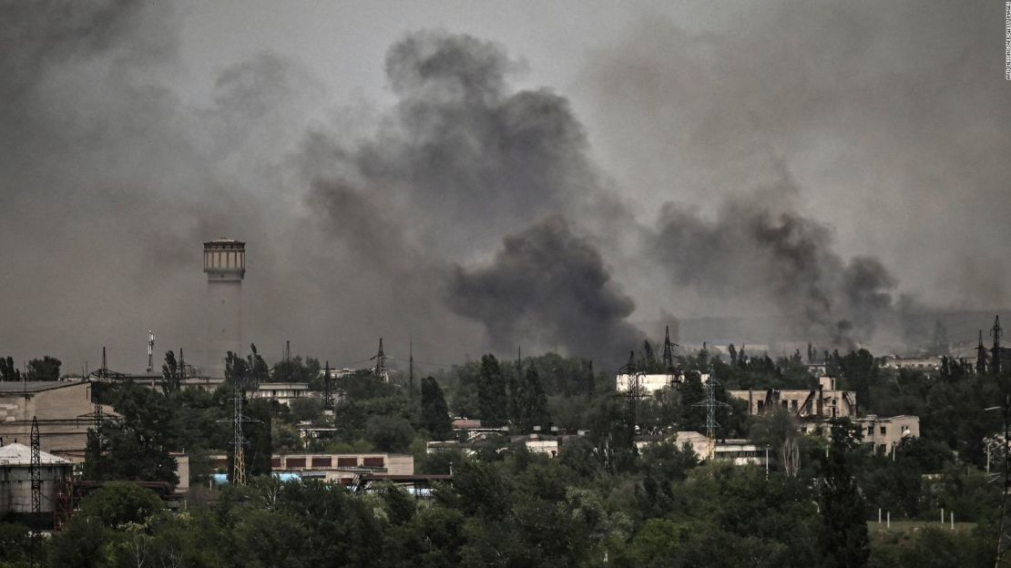 Humo y suciedad fotografiados sobre Severodonetsk el 2 de junio de 2022.