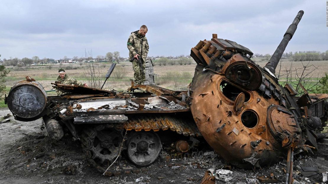 Un tanque ruso destruido en la región de Kyiv el 16 de abril.