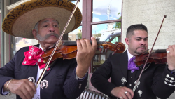 CNNE 1218387 - mariachis tocan en homenaje a las victimas de masacre en uvalde