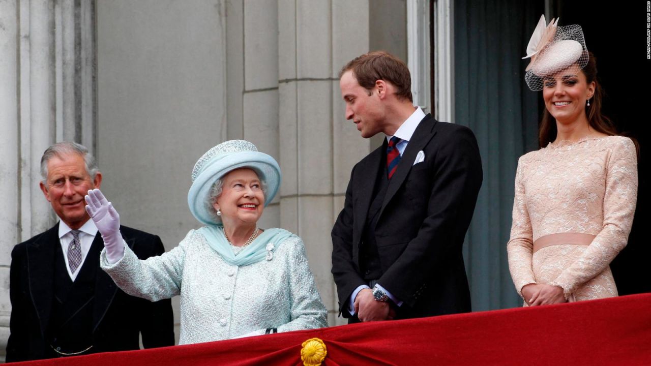 CNNE 1218503 - los mejores momentos de la reina isabel en el balcon de buckingham