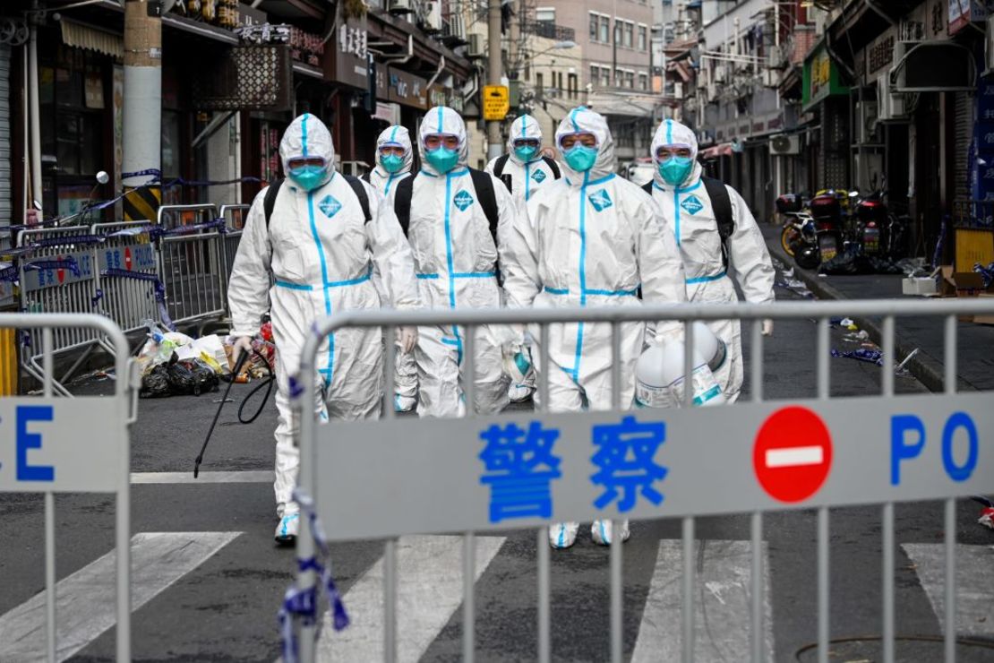 Foto de archivo. Trabajadores de la salud con equipo de protección salen de un área bloqueada en Shanghai.