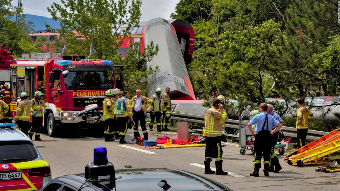 Equipos de emergencia y de rescate llegan al lugar donde un tren se descarriló en Garmisch-Partenkirchen, Alemania, el viernes 3 de junio de 2022.