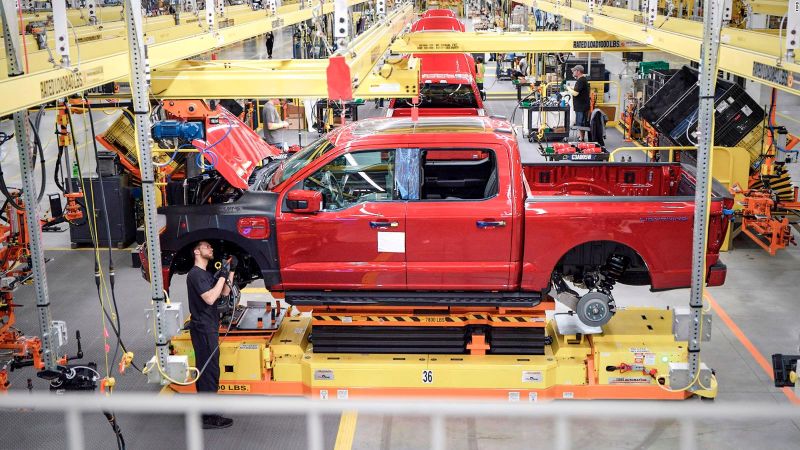 Ford anuncia gran inversión para fabricar vehículos eléctricos, camiones y el nuevo Mustang | CNN