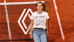 CNNE 1218856 - una mujer invade la cancha de roland garros