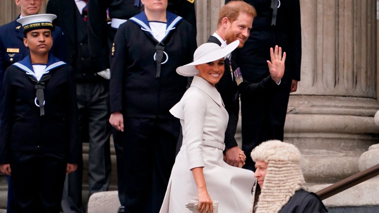 CNNE 1218913 - asi recibieron a harry, meghan y johnson en jubileo de platino