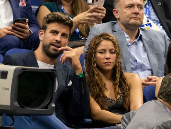 El futbolista español Gerard Piqué y la cantante colombiana Shakira observan a Rafael Nadal de España y Diego Schwartzman de Argentina durante su partido de cuartos de final de individuales masculinos en el US Open 2019 en el USTA Billie Jean King National Tennis Center en Nueva York el 4 de septiembre de 2019.