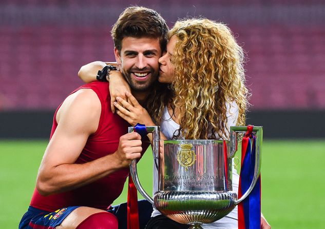 Gerard Piqué del FC Barcelona y Shakira posan con el trofeo después de que el FC Barcelona ganara el partido final de la Copa del Rey contra el Athletic Club en el Camp Nou el 30 de mayo de 2015 en Barcelona, ​​España.