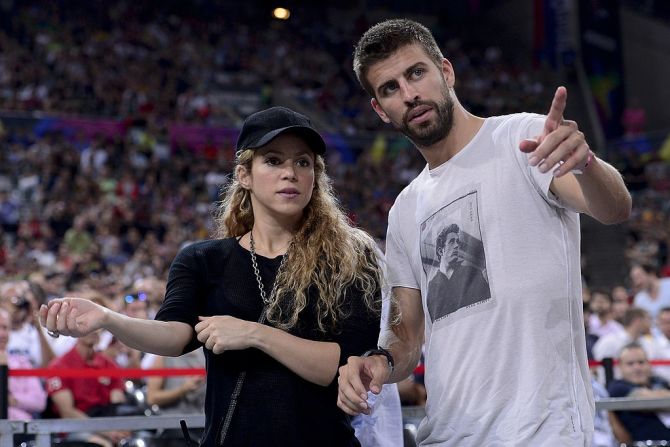 Piqué y Shakira asisten al partido de cuartos de final del Campeonato Mundial de Baloncesto FIBA ​​2014 entre Eslovenia y EE. UU. en el estadio Palau Sant Jordi de Barcelona el 9 de septiembre de 2014.