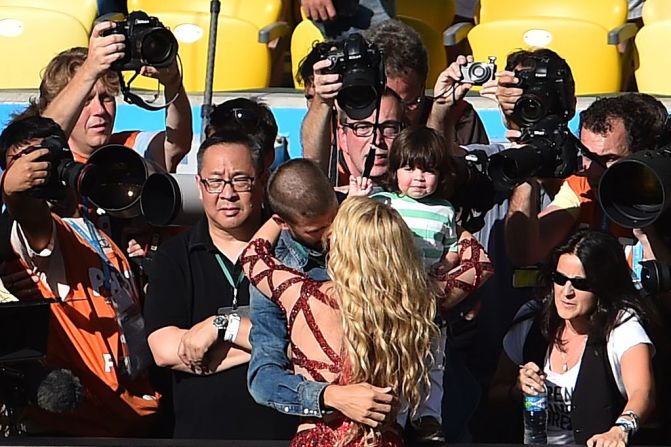 Shakira abraza a Piqué mientras sostiene a su hijo Milan después de actuar durante una ceremonia de clausura antes del último partido de fútbol entre Alemania y Argentina por la Copa Mundial de la FIFA en el Estadio Maracaná de Río de Janeiro el 13 de julio de 2014.