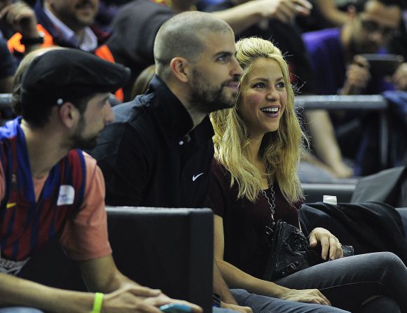 Piqué y Shakira asisten a un partido de playoffs de baloncesto de la Euroliga entre el Regal FC Barcelona y el Panathinaikos en el Palau Blaugrana de Barcelona el 25 de abril de 2013.