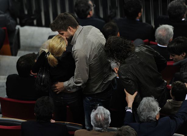 Shakira besa a Piqué durante el partido de la Liga entre Barcelona y Osasuna en el estadio Camp Nou el 23 de abril de 2011 en Barcelona, ​​España.