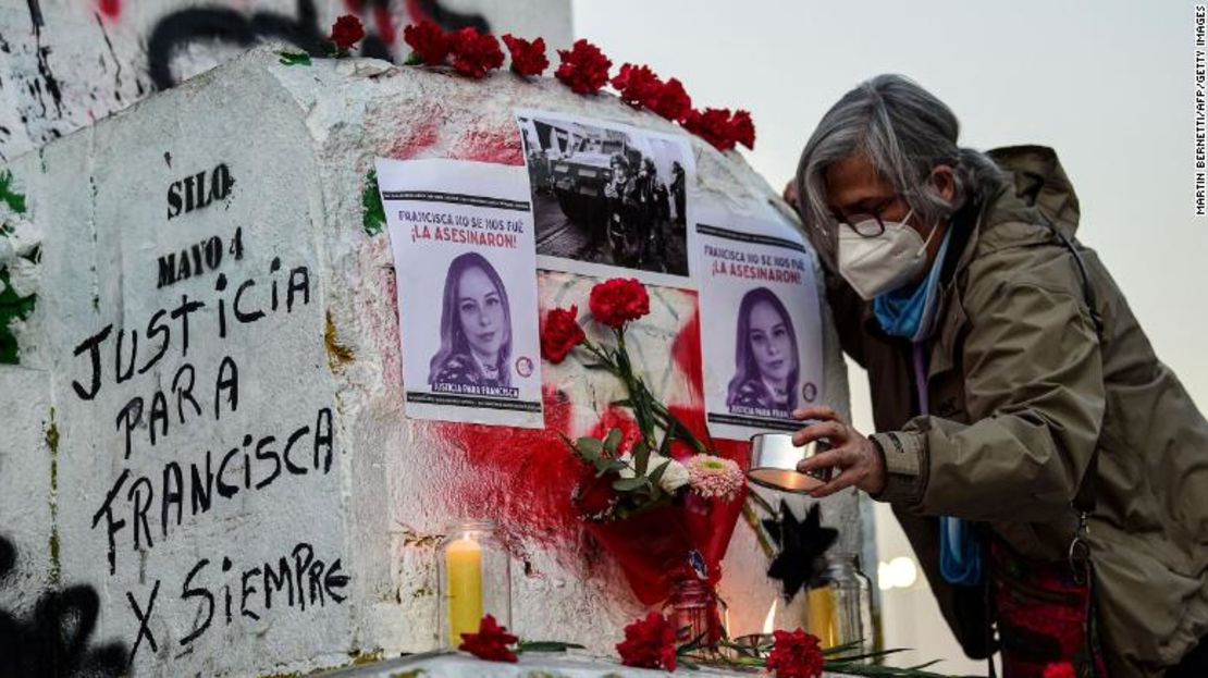 Los chilenos piden justicia en una vigilia por la fallecida periodista Francisca Sandoval en Santiago el 13 de mayo.