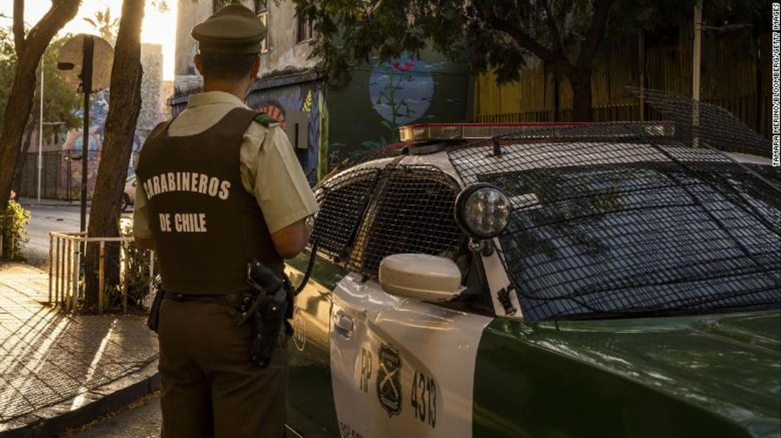 Un oficial de policía patrulla el barrio Yungay de Santiago en abril.