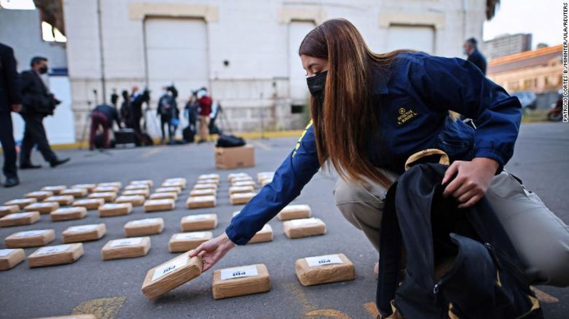 La policía chilena supervisa una gran incautación de drogas, incluidas cocaína y cannabis, en abril.