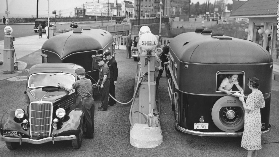 Remolques que se detienen en una gasolinera en Nueva Jersey a principios o mediados del siglo XX. Las gasolineras mejoraron sus baños para atraer a las mujeres.