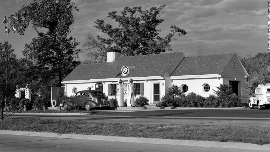 Una gasolinera en Merritt Parkway en Connecticut entre las décadas de 1940 y 1950. Las gasolineras comenzaron a mejorar el diseño y los servicios de los edificios para atraer clientes.