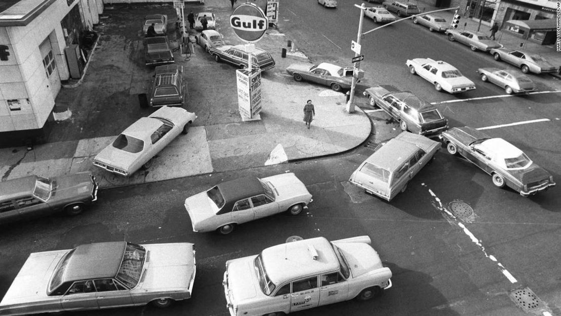 Los autos se alinean en dos direcciones en una gasolinera en la ciudad de Nueva York en 1973. A medida que los precios de la gasolina aumentaron durante la década de 1970, los baños se derrumbaron.