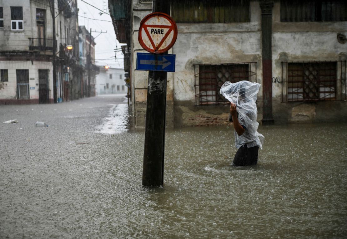 Un hombre vadea por una calle inundada de La Habana, el 3 de junio de 2022. Crédito: YAMIL LAGE/AFP vía Getty Images