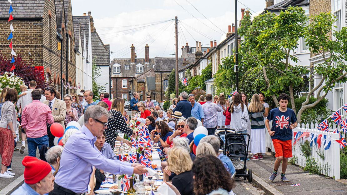 Los residentes de Wimbledon, al suroeste de Londres, celebran una fiesta en la calle por el jubileo, una de las miles que realizarán las comunidades de Londres y el Reino Unido durante el fin de semana.