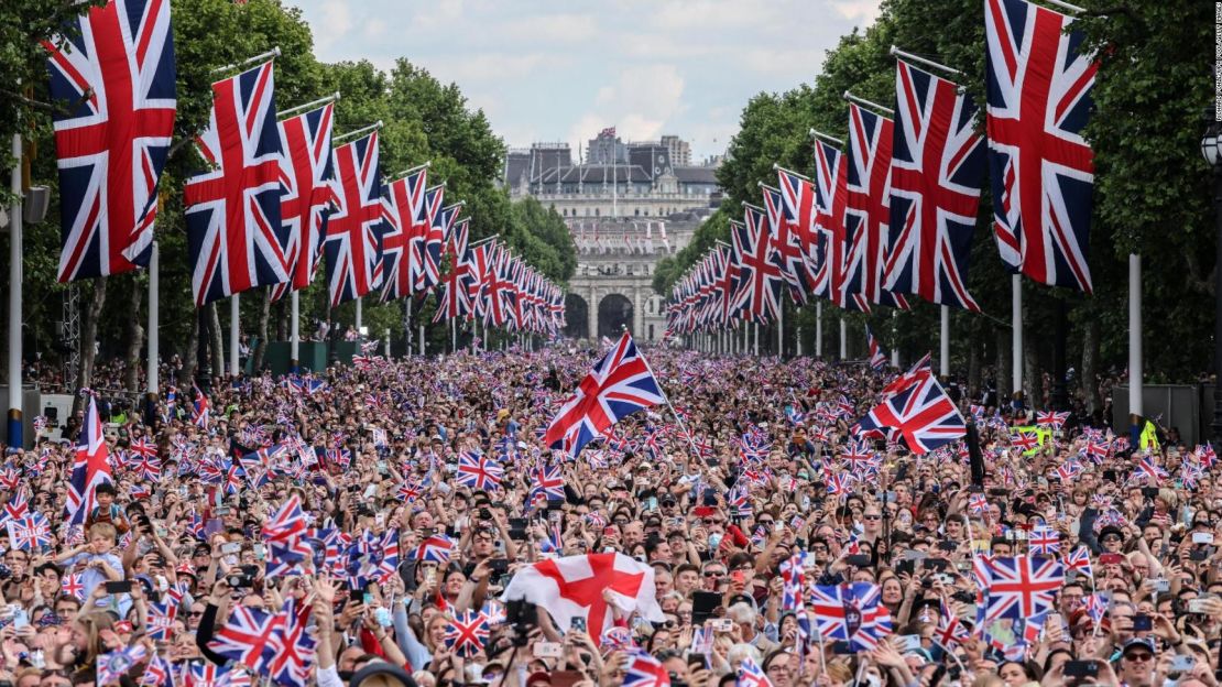 Las multitudes llenan The Mall mientras esperan que la familia real aparezca en el balcón del Palacio de Buckingham en el primer día de celebraciones del Jubileo de Platino de la Reina el jueves.