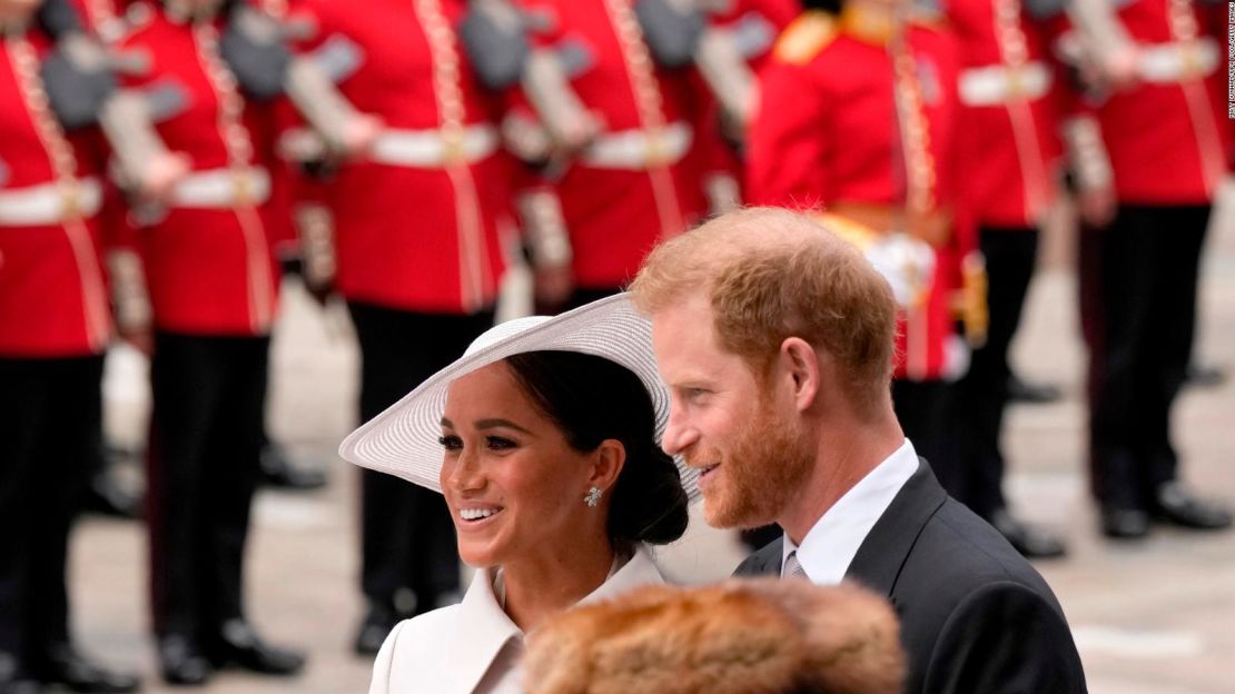 El príncipe Harry y Meghan, el duque y la duquesa de Sussex, llegan para un servicio nacional en la Catedral de San Pablo de Londres el viernes para celebrar el jubileo.